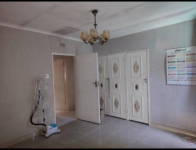 8 BEDROOM HOUSE FOR SALE IN LENASIA EXT 9